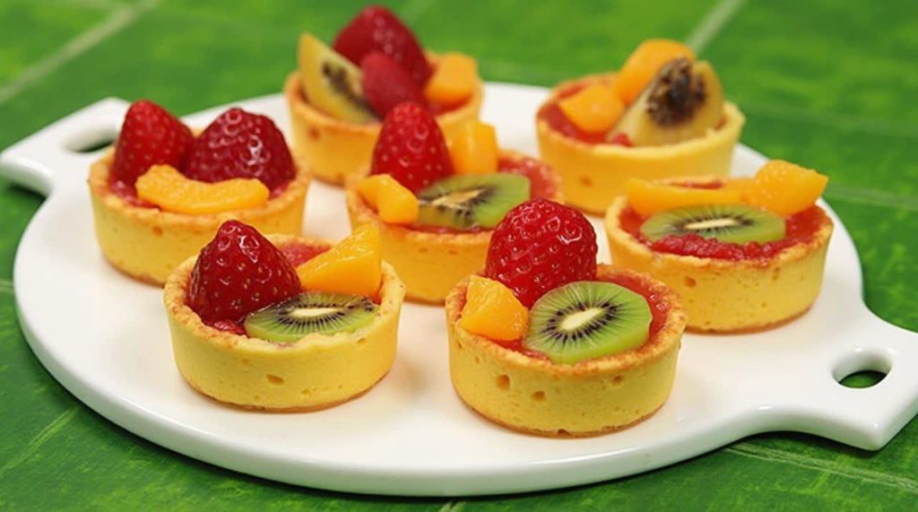 تزیین شیرینی عید با میوه های تازه
