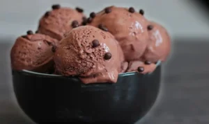 طرز تهیه بستنی خانگی با شیر و کاکائو