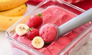 طرز تهیه بستنی خانگی توت فرنگی و موز