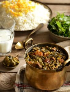 طرز تهیه خورشت آلو اسفناج با مرغ و رب انار